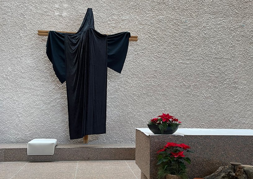 Auf Initiative von Maria 2.0 verhülltes Kreuz als Zeichen der Trauer